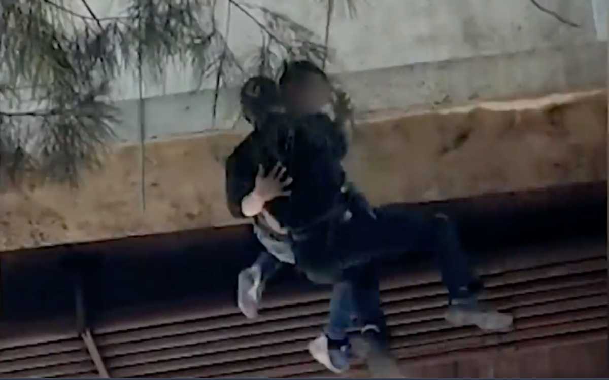 Video: Policía arriesgó su vida para salvar a un hombre