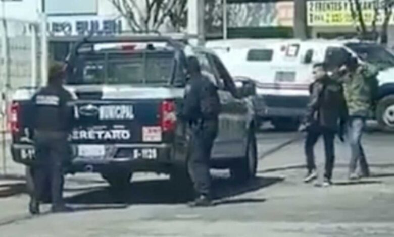 Video: hombre armado supera y domina a policías municipales de Querétaro