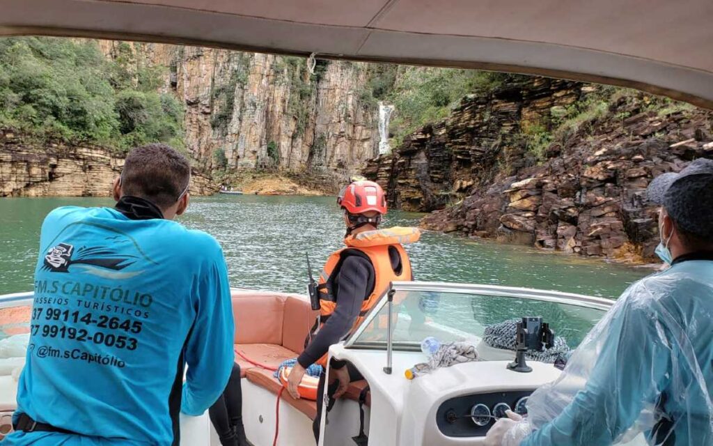 Videos: Sube a 10 el número de muertos por caída de rocas sobre lanchas en Brasil
