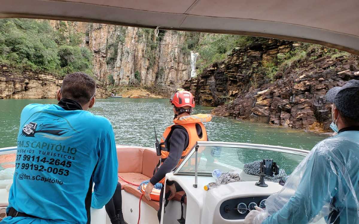 Videos: Sube a 10 el número de muertos por caída de rocas sobre lanchas en Brasil