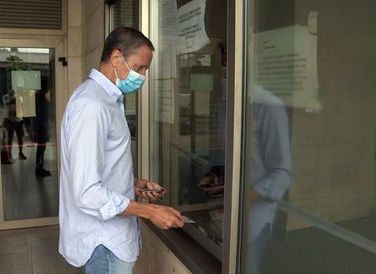 El expresidente de la Generalitat Valenciana, Eduardo Zaplana, en un juzgado de Valencia, el pasado 2020.