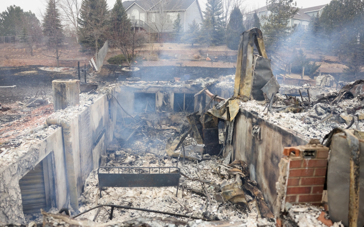 Voluntarios buscan animales de compañía perdidos durante incendios en Colorado