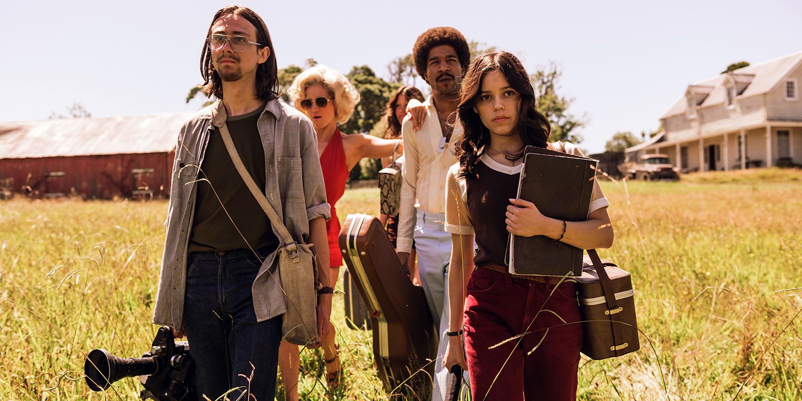 X Trailer muestra a estrellas de cine para adultos aterrorizadas por tejanos en una película de terror A24