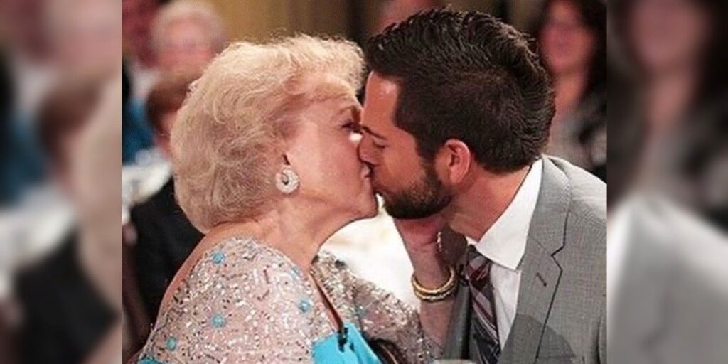 Zachary Levi celebra a Betty White con una imagen de la vez que la besó