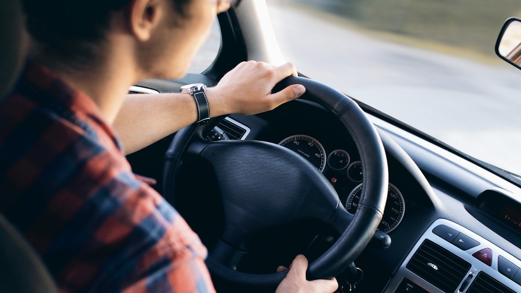 ¡Cuidado! La DGT puede multarte por comer o beber mientras conduces