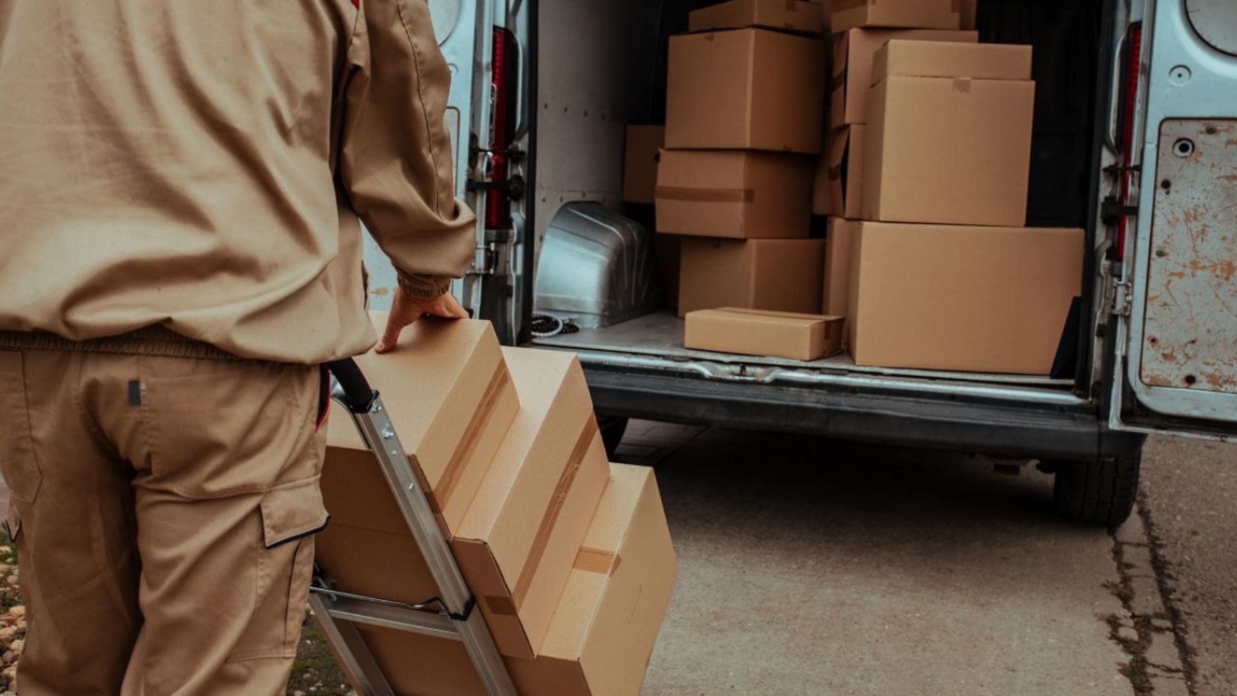 ¿A quién debemos la invención de la caja de cartón?