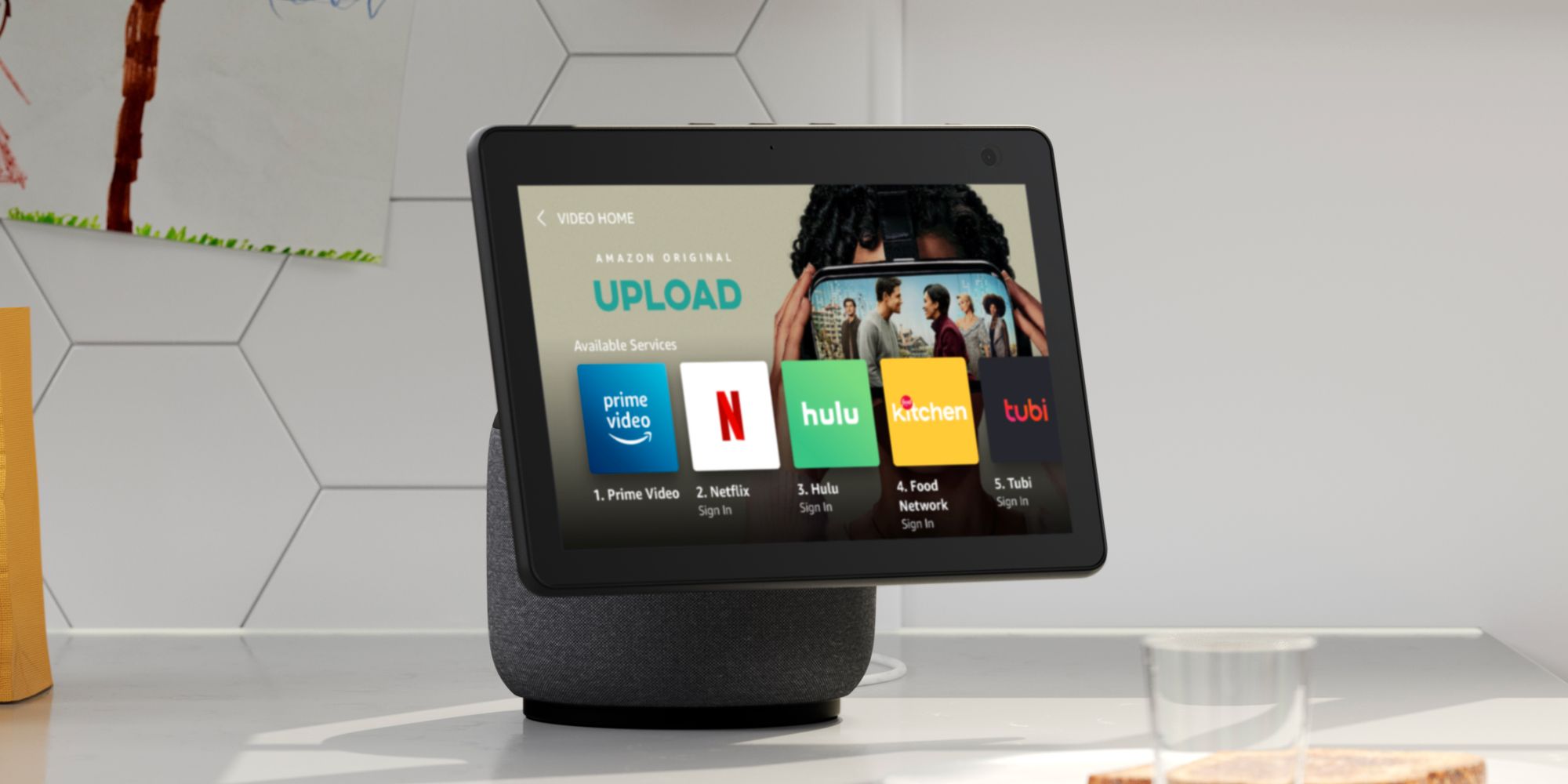 ¿Cómo ve la televisión en Echo Show y qué aplicaciones de video están disponibles?