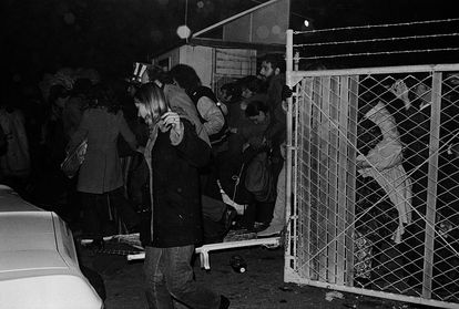 Miles de fans recurrieron, como los de la imagen, a entrar antes de tiempo por cualquier resquicio de las vallas.