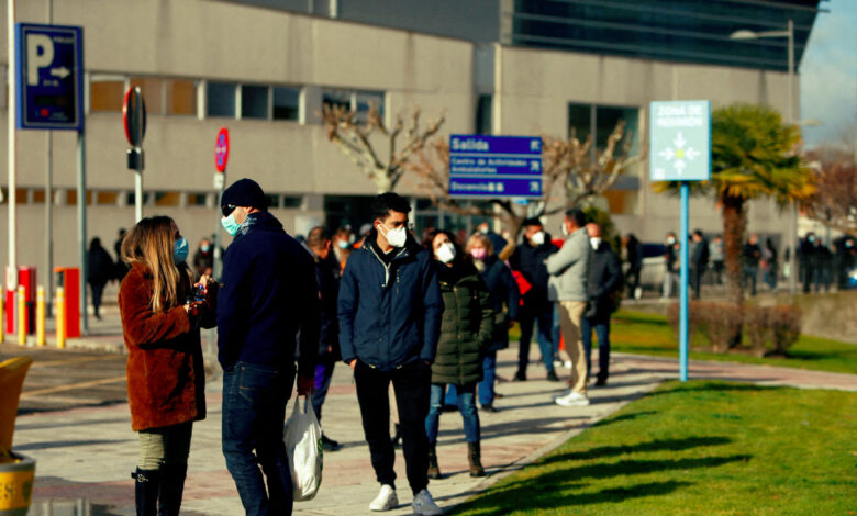 ¿Llegó el pico de ómicron? Expertos no se atreven a dar por terminada ola de variante en Europa