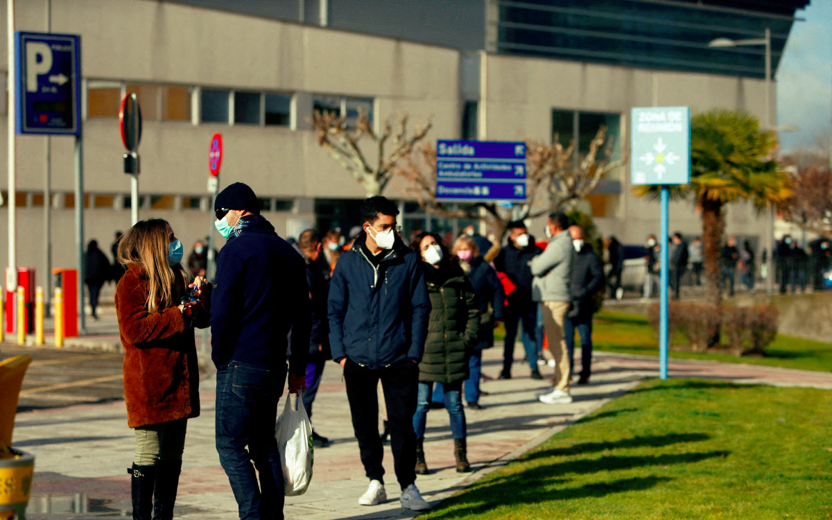 ¿Llegó el pico de ómicron? Expertos no se atreven a dar por terminada ola de variante en Europa