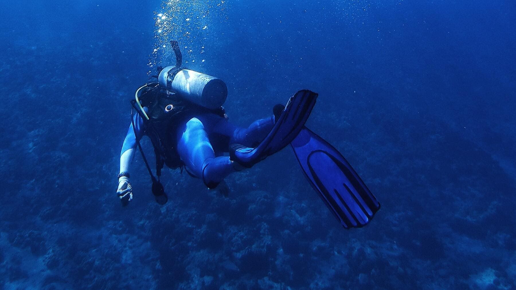 ¿Por qué los buceadores se tiran de espaldas de la lancha?