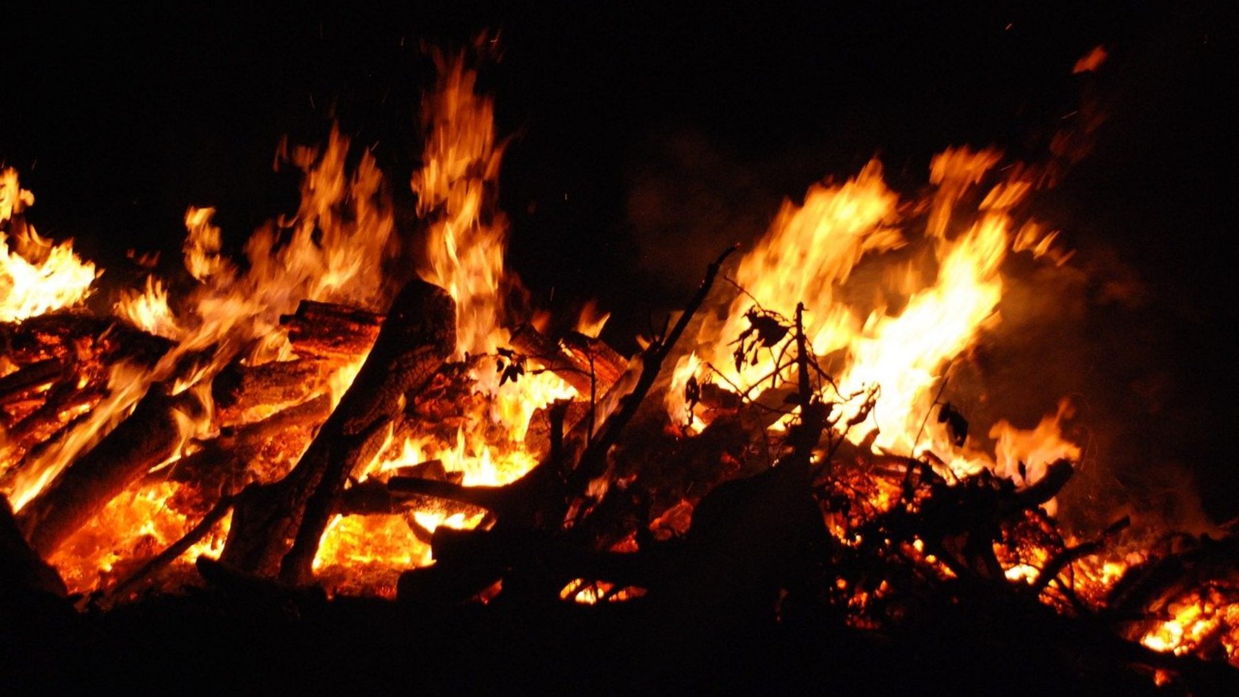 ¿Qué se quema en la hoguera la noche de San Juan?