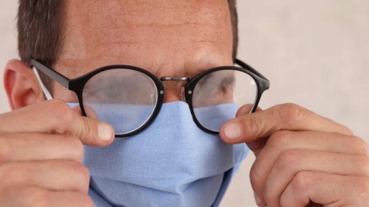 ¿Se te empañan las gafas con la mascarilla? Cuidado, es muy peligroso