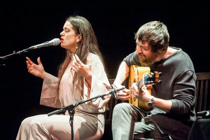 Rosalia durante un concierto con Raul Refree en el Teatro Lara de Madrid en marzo de 2017, cuando presentaba su álbum 'Los ángeles'.