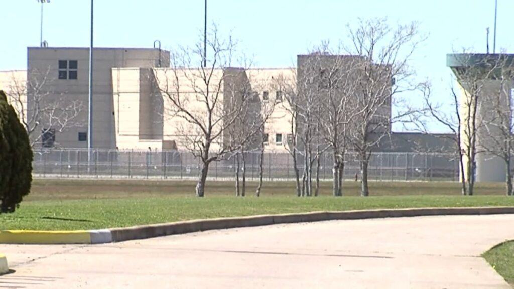 Cárceles federales bajo orden de aislamiento tras mortal motín en penitenciaría de Texas