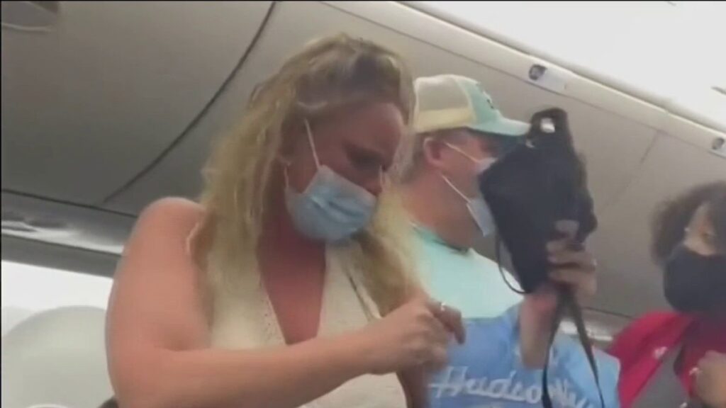 Pasajeros expulsados de avión por insultar a azafatas