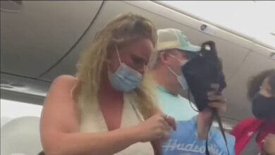 Pasajeros expulsados de avión por insultar a azafatas