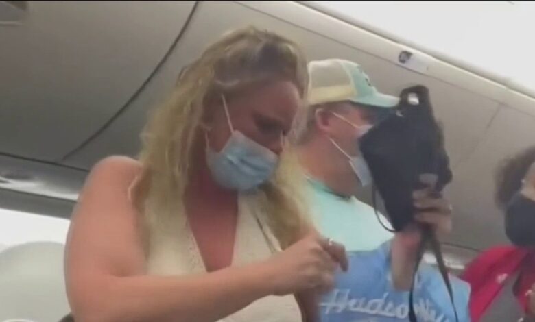 Pasajeros expulsados de avión por insultar a azafatas