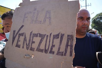 Migrantes venezolanos esperan a las afueras de la oficina del Instituto Nacional de Migración en Tapachula, Chiapas. Para obtener un código QR y registrar su situación migratoria en México.