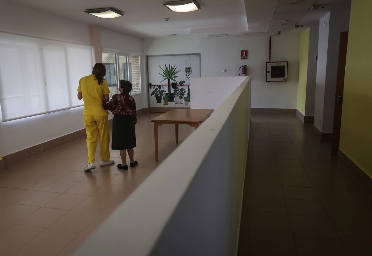 Miles de mayores son inmovilizados con sujeciones en residencias