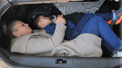 En imágenes: madre e hijo intentar cruzar a EEUU escondidos en la cajuela de un auto
