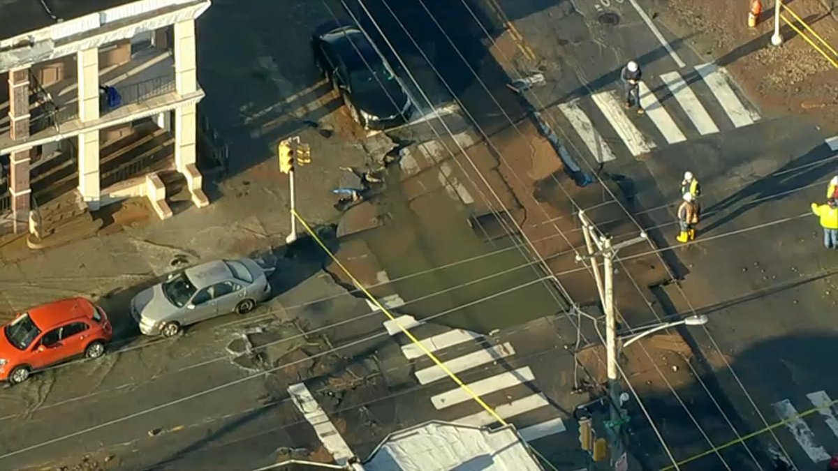 Amanecen bajo agua en Kingsessing por la rotura de una tubería central