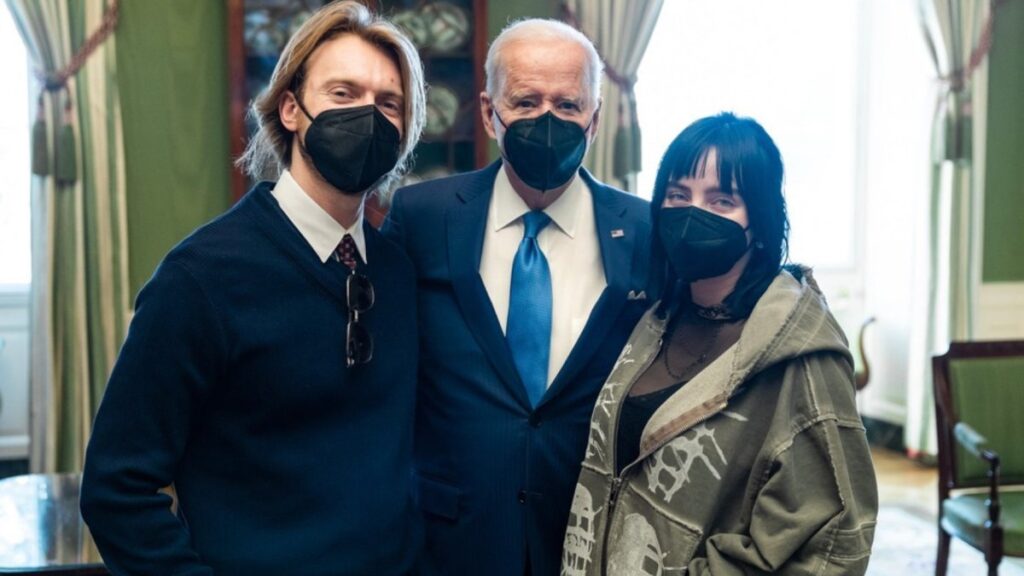 Biden recibe a la cantante Billie Eilish y a su hermano en la Casa Blanca