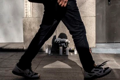Pequeño altar con velas y flores en homenaje a uno de los adolescentes asesinados este fin de semana en el centro de Madrid.