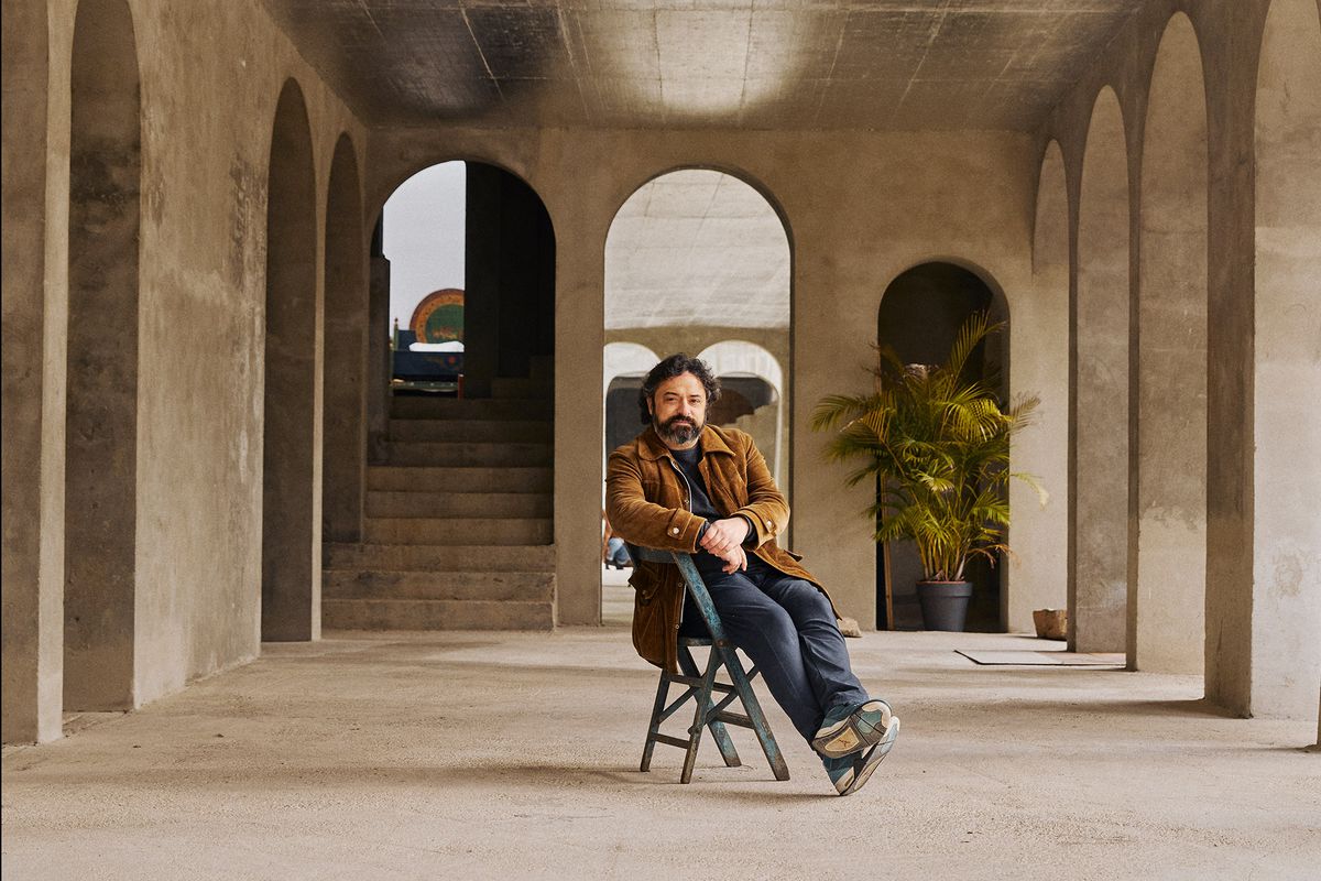 El hombre que no tiene casa y escribió su primera novela en Viena, Praga o Marrakech