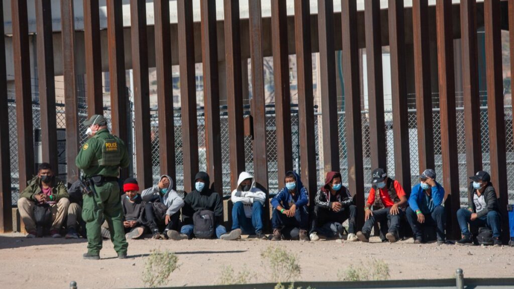 Cientos de indocumentados pasarían de los centros de detención a arresto domiciliario