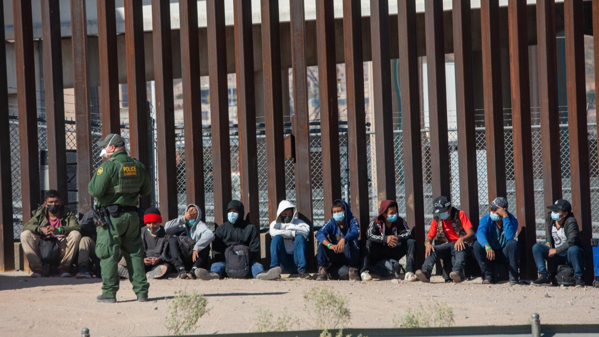 Cientos de indocumentados pasarían de los centros de detención a arresto domiciliario