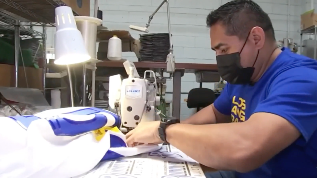 Manos latinas detrás del diseño de las camisas de los Rams