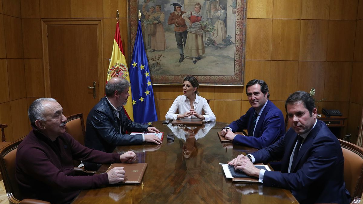 Patronal y sindicatos negocian un pacto salarial frente a la inflación