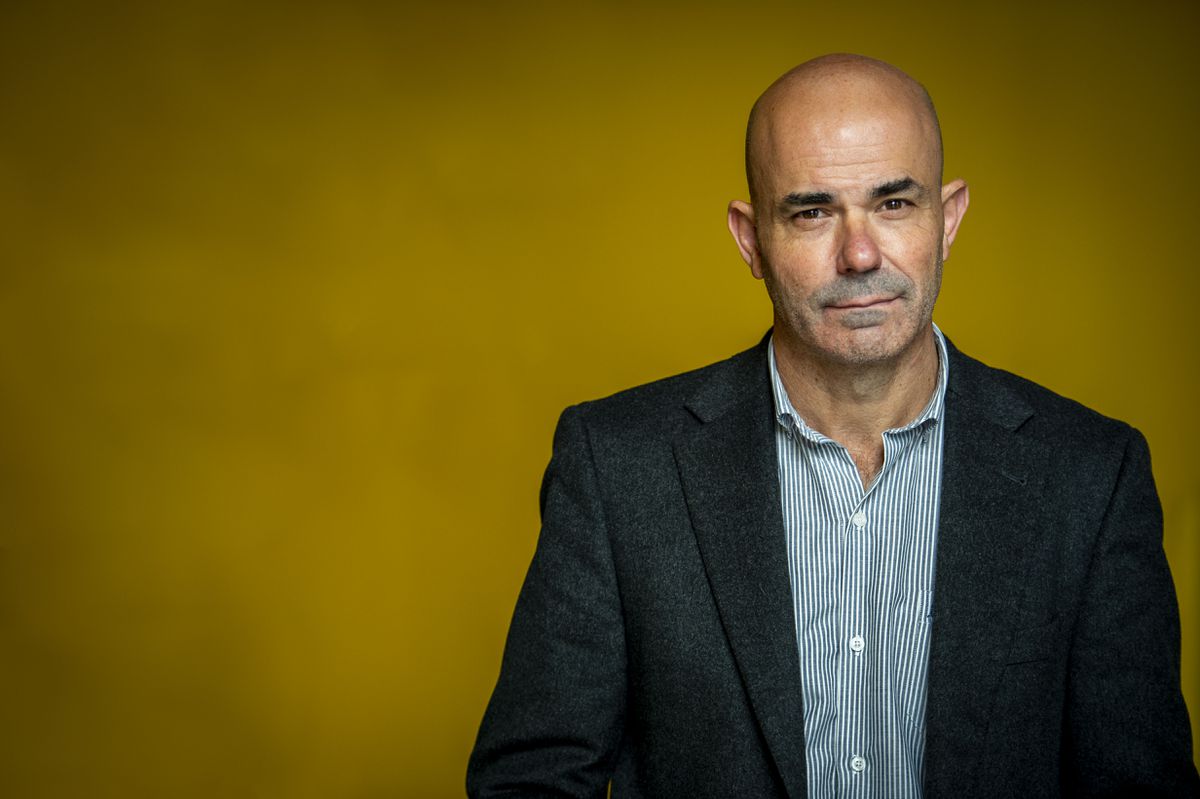 Eduardo Sacheri: “Lo de Malvinas fue impresionante. Una guerra de 70 días de la que nos vendieron 65 de fiesta”