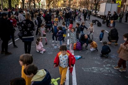 Los alumnos de un colegio de Madrid juegan en la calle durante una protesta escolar contra los coches. 