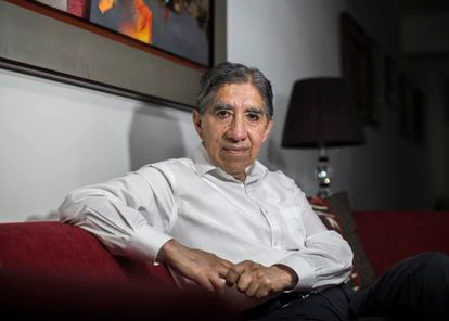El exministro Avelino Guillén dimitió de su cargo por la poca firmeza que ha demostrado Castillo para combatir la corrupción policial, retratado en su casa de Lima, esta semana
