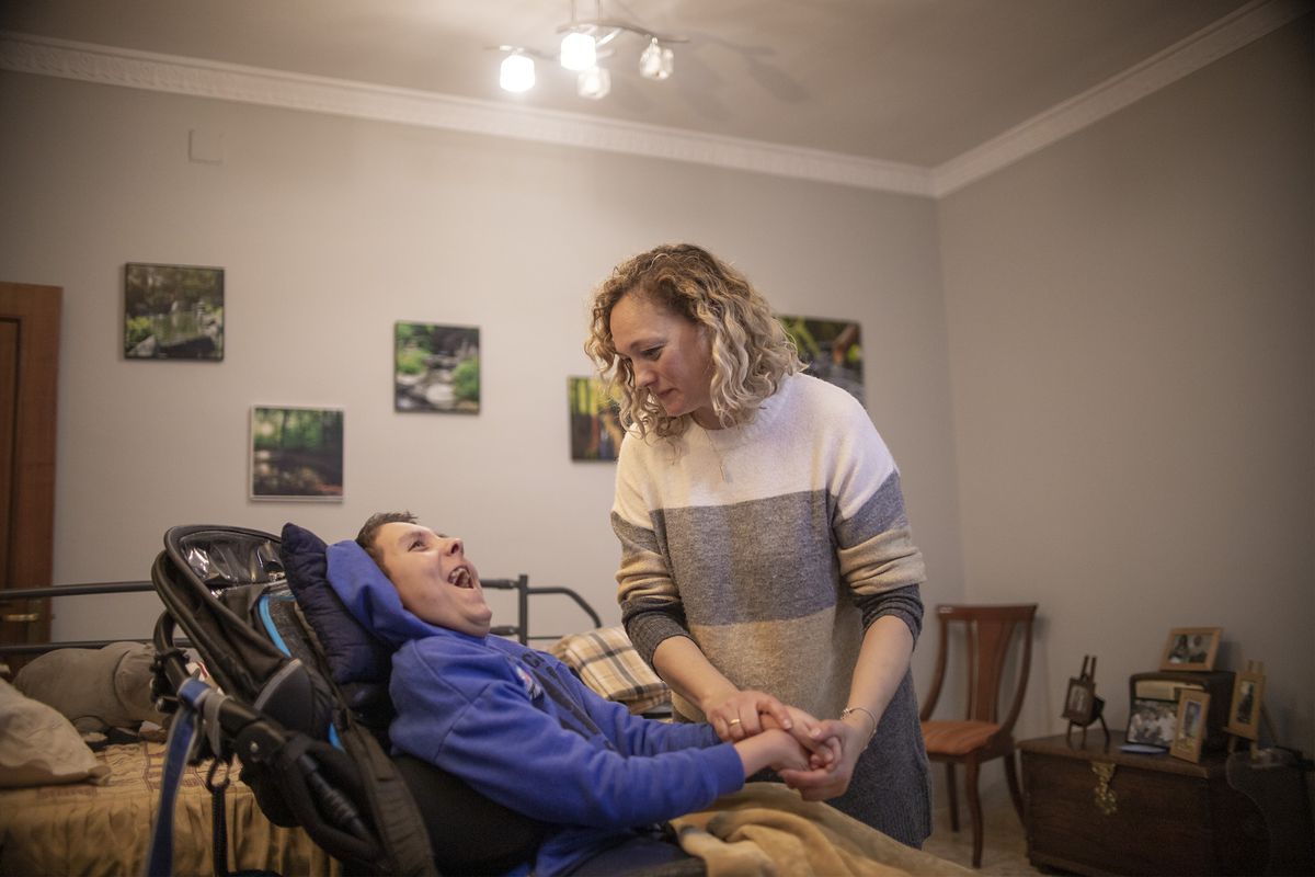 Una prestación en el limbo: “El daño cerebral de mi hijo no va a desaparecer y nos han dejado desamparados”