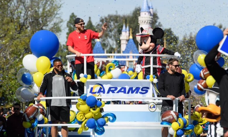 Jugadores de los Rams festejan el triunfo del Super Bowl LVI en Disneyland