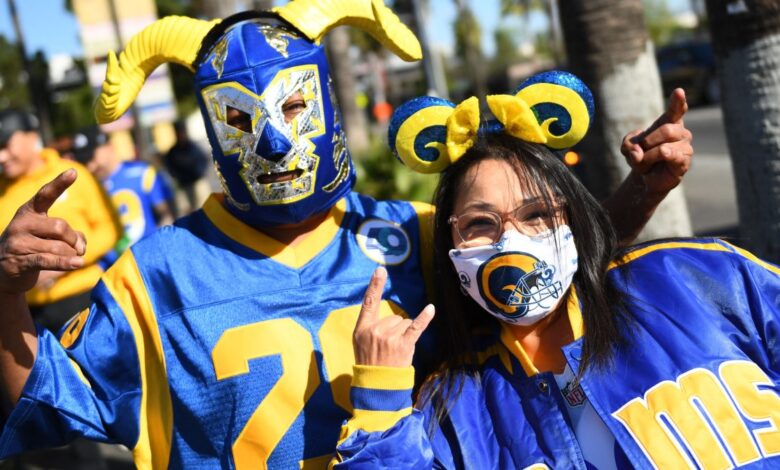 Miles de fanáticos de los Rams celebran su victoria con un desfile en Los Ángeles