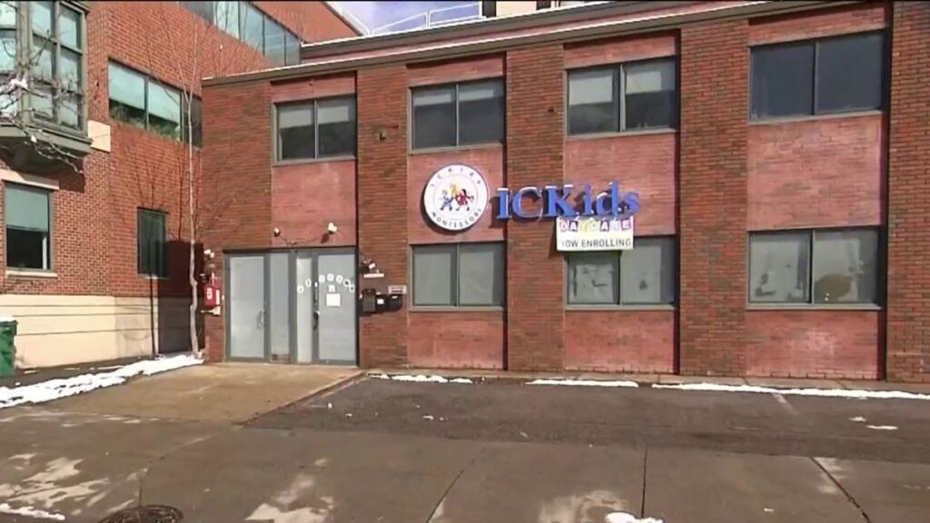 Escuela en Newton puso a niños a hacer y usar máscaras negras en una tarea del Black History Month