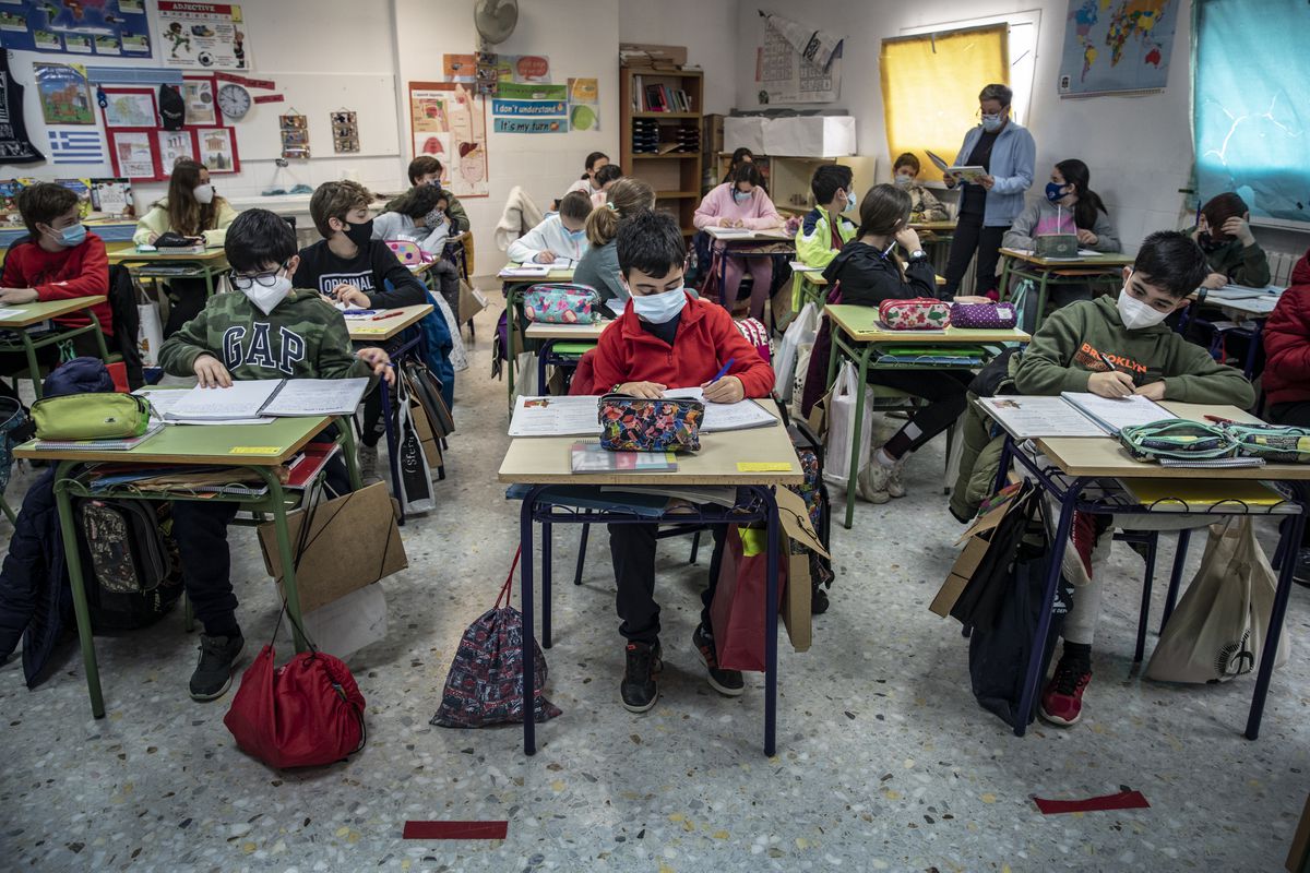 La propuesta de retirar la mascarilla de las aulas divide a los epidemiólogos