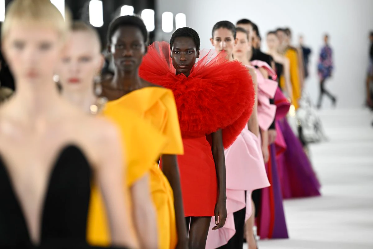 Vuelta al espectáculo: Nueva York reafirma el poder del desfile presencial