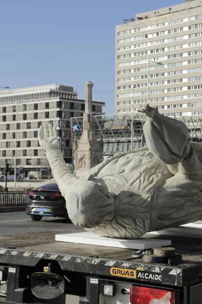La falsa estatua de Colón en su paseo por Madrid, con el pedestal de la auténtica vacío al fondo.