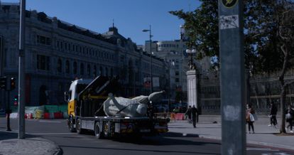 Otro momento del paseo de la falsa estatua de Colón por Madrid.
