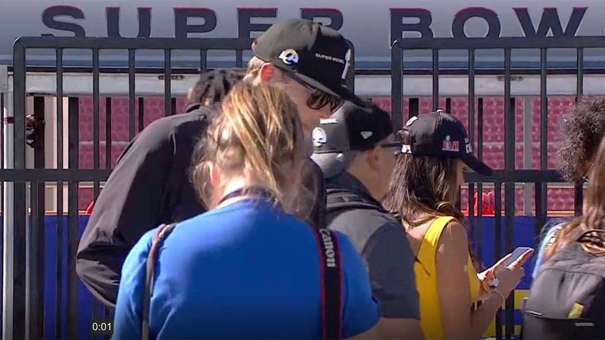 Los Rams cubrirán gastos médicos de fotógrafa lesionada por cubrir desfile de la victoria