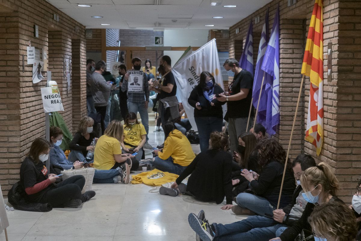 Guerra abierta de los sindicatos catalanes contra el consejero de Educación por el calendario escolar