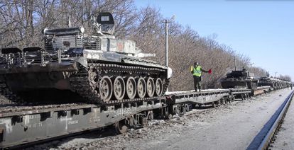 Tanques rusos, cargados para el retorno a su base permanente en Rusia tras unas maniobras militares, el pasado miércoles.