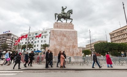 Ciudadanos caminan bajo la estatua de Habib Bourguiba , en Túnez, el 17 de febrero.