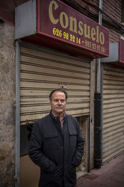 Teodoro Garcia, en la puerta de su carnicería, en Valladolid. 