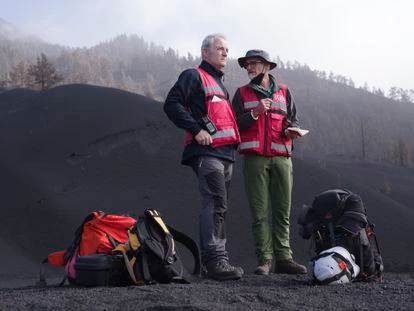 Enrique Alonso, del equipo de Vigilancia Volcánica (izquierda), y el técnico Cecilio Rodríguez, cerca del cráter de Cumbre Vieja. 